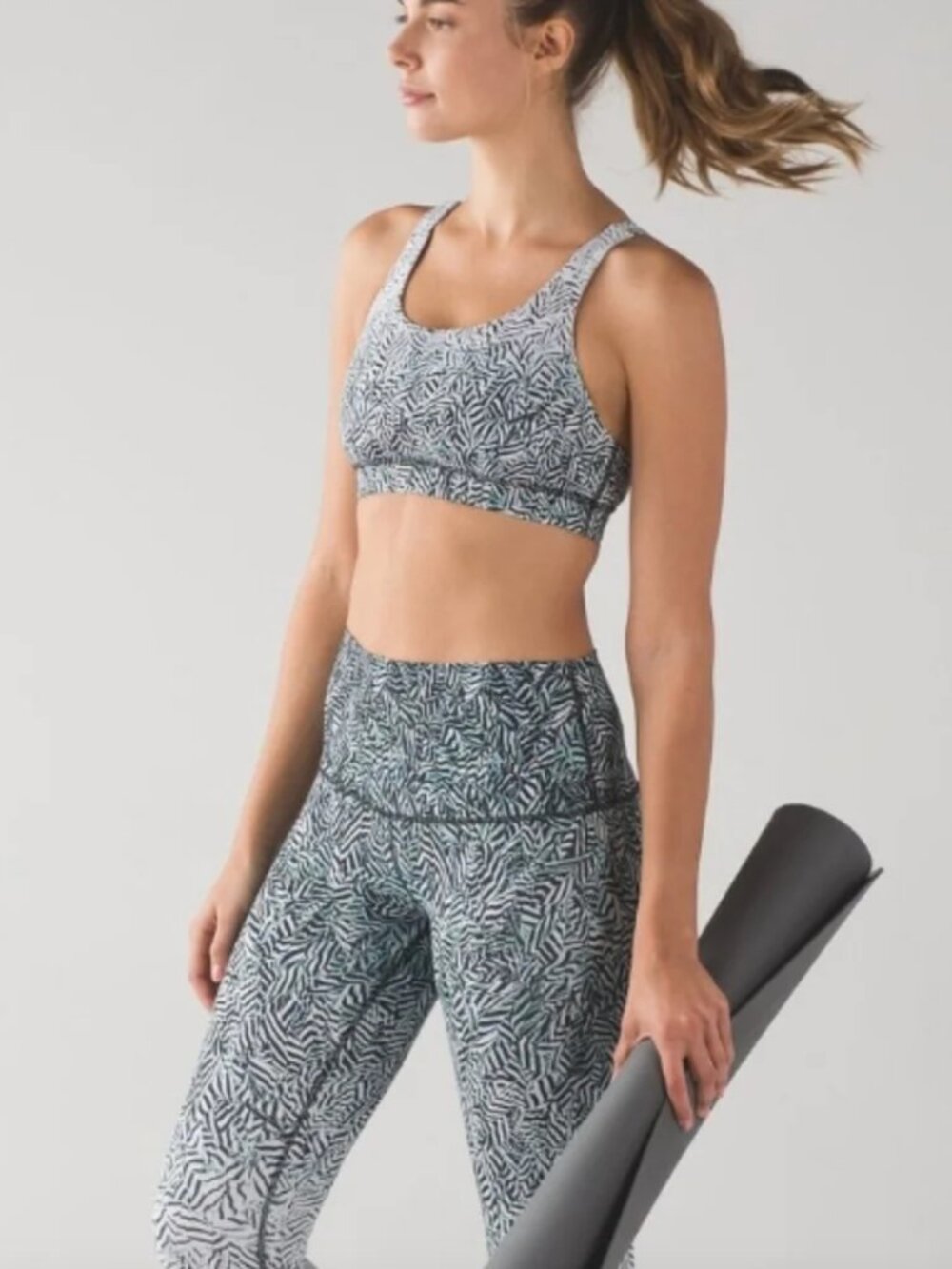 Lululemon Energy Bra (Nulux) Size 4 - Picture 5 of 9